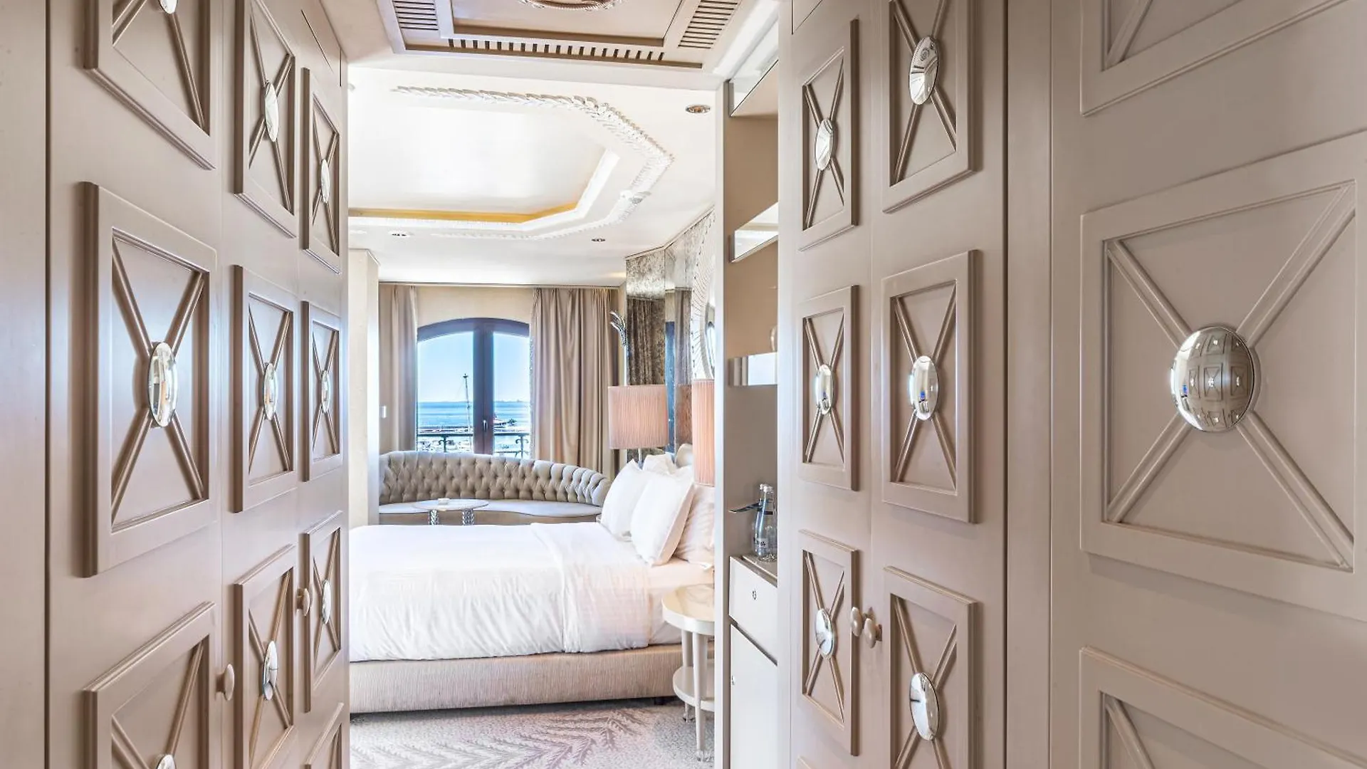 Wyndham Grand Istanbul Kalamış Marina Hotel