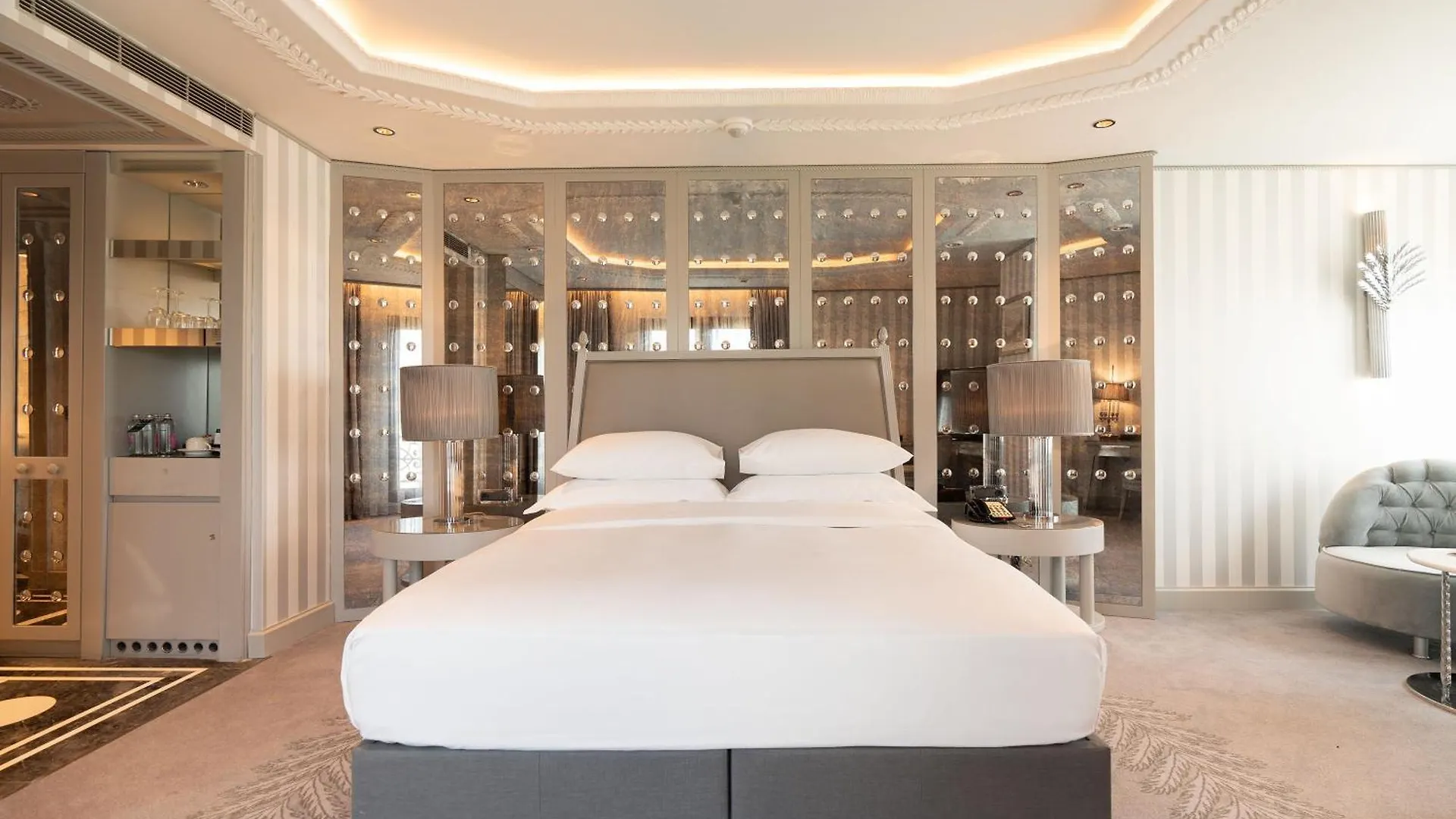 Wyndham Grand Istanbul Kalamış Marina Hotel 5*,  Türkiye