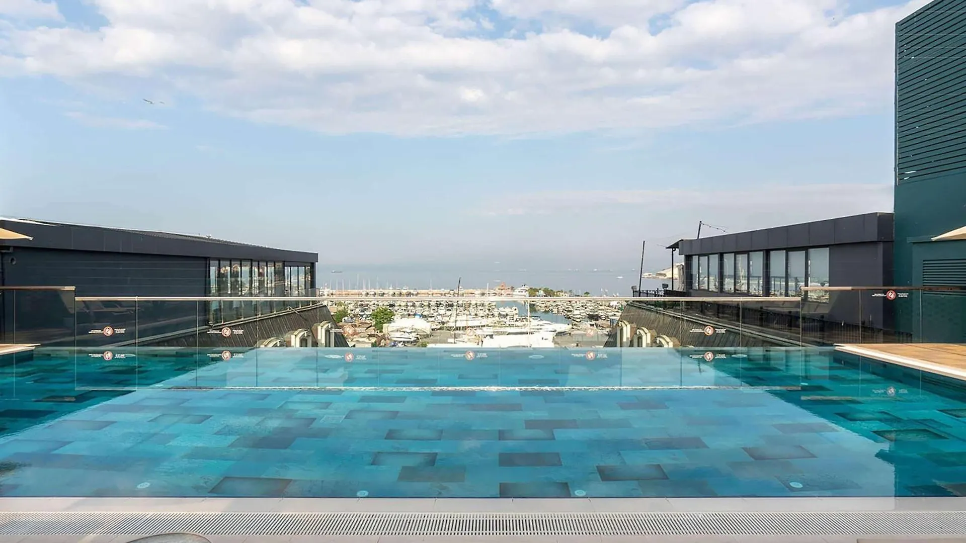 Wyndham Grand Istanbul Kalamış Marina Hotel