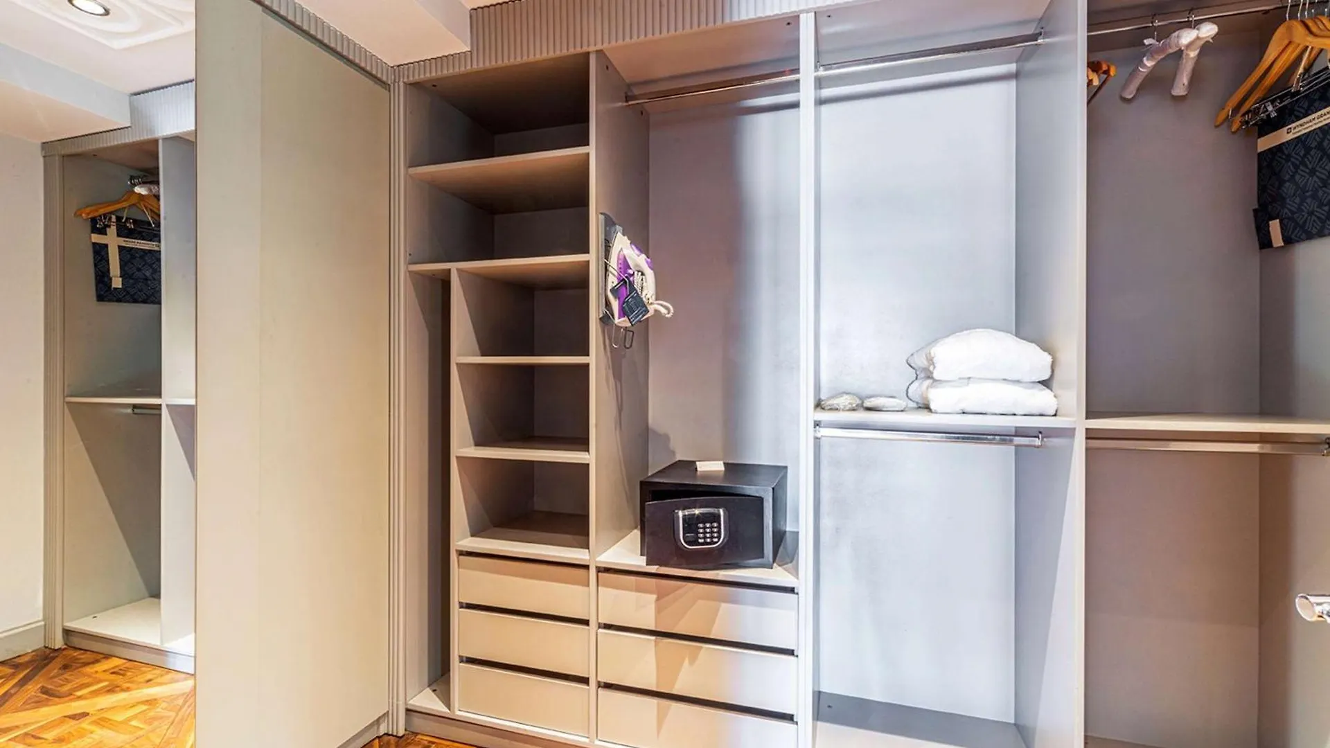 Wyndham Grand Istanbul Kalamış Marina Hotel