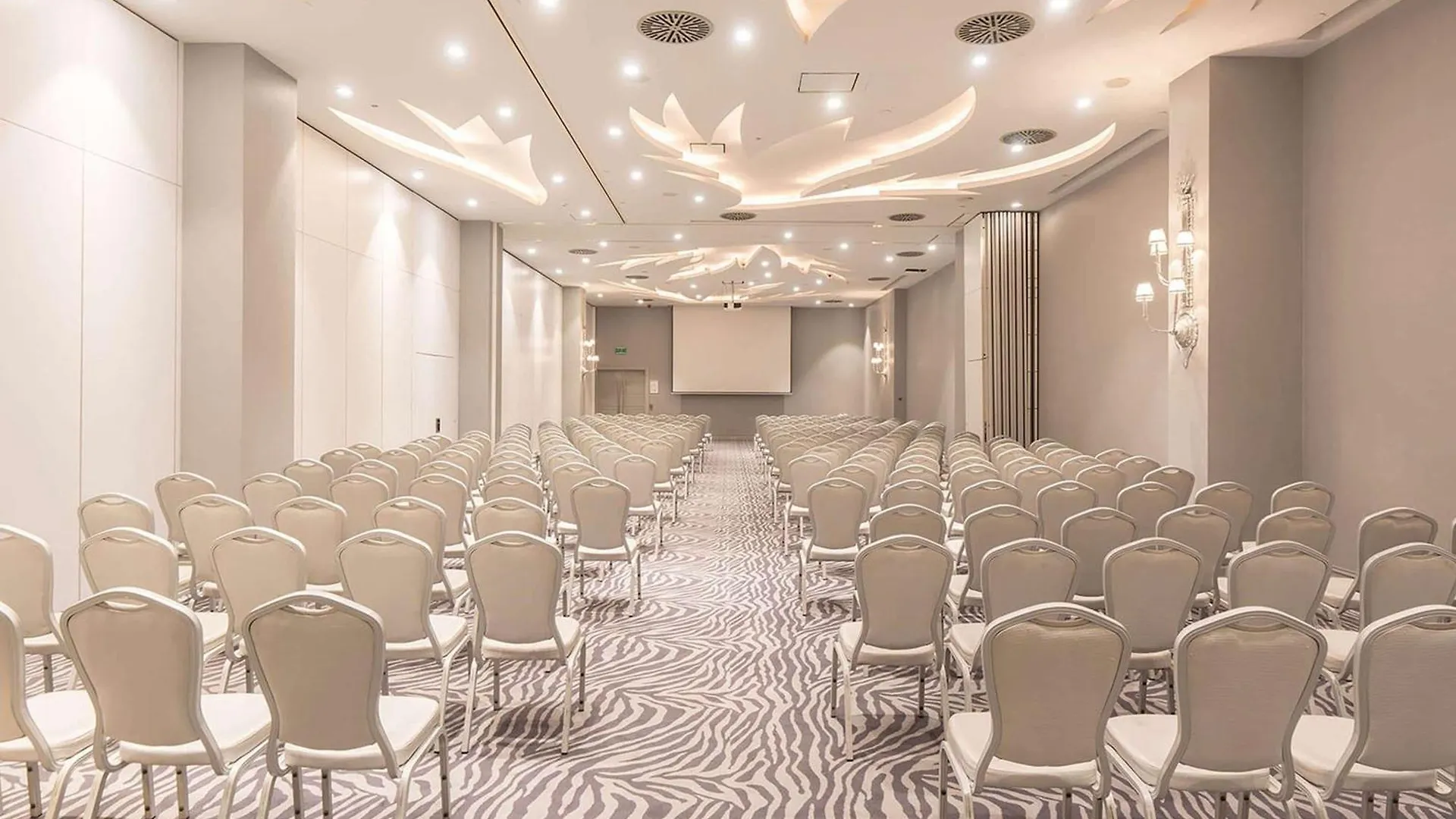 Wyndham Grand Istanbul Kalamış Marina Hotel